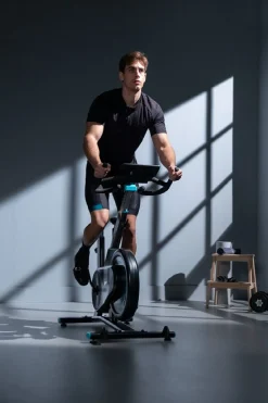Cecotec Bicicleta Indoor Com Resistência Magnética Para Um Treino Silencioso, Conectividade Bluetooth, Design Compacto E Desportivo, Selim E Guiador Ergonómicos E Ajustáveis, Ecrã Lcd, Suporte De Tablet, Apoios Para Os Pés E Rodas De Transporte.