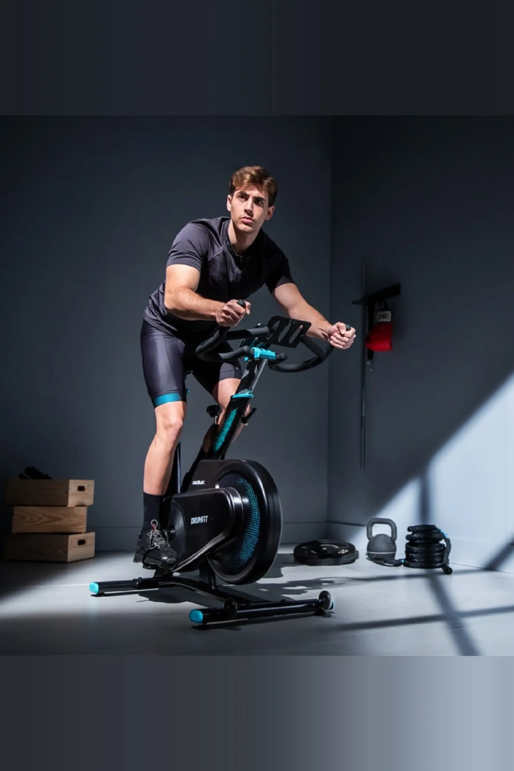 Cecotec Bicicleta Indoor Com Resistência Magnética Para Um Treino Silencioso, Conectividade Bluetooth, Design Compacto E Desportivo, Selim E Guiador Ergonómicos E Ajustáveis, Ecrã Lcd, Suporte De Tablet, Apoios Para Os Pés E Rodas De Transporte.