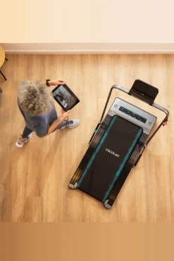 Cecotec Passadeira Ultracompacta Com Uma Grande Superfície De Corrida De 100x40 Cm, Corrimão Dobrável Horizontalmente, Altifalantes Com Funcionamento Bluetooth, Suporte De Tablet, Ecrã Lcd De Alta Visibilidade, Controlo Remoto, Velocidade Até 6 Km/h E Potência De 560 W / 0,75 Cv.